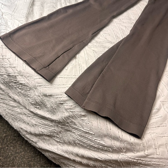 Women’s M Ribbed Flared “Tea Leaf” Leggings - Picture 2 of 5